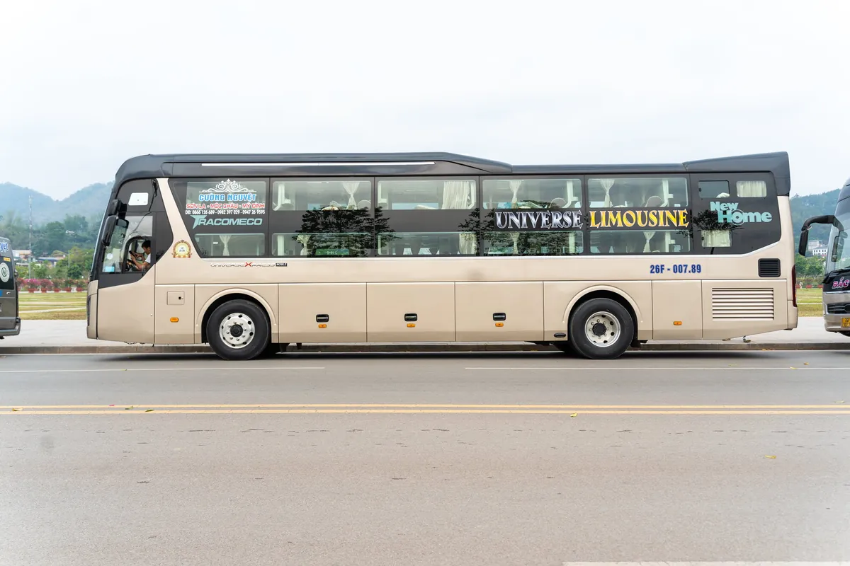 Toàn thân xe giường nằm Universe Limousine của nhà xe Cường Nguyệt
