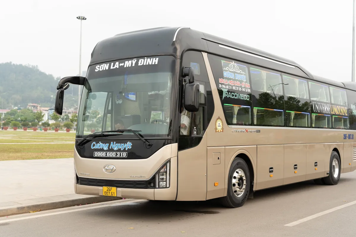 Đầu xe Bắc Sơn Cường Nguyệt chính diện với bảng tuyến Sơn La – Mỹ Đình