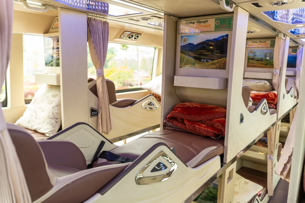 Cabin giường nằm tầng trên rộng rãi trên xe Bắc Sơn Cường Nguyệt