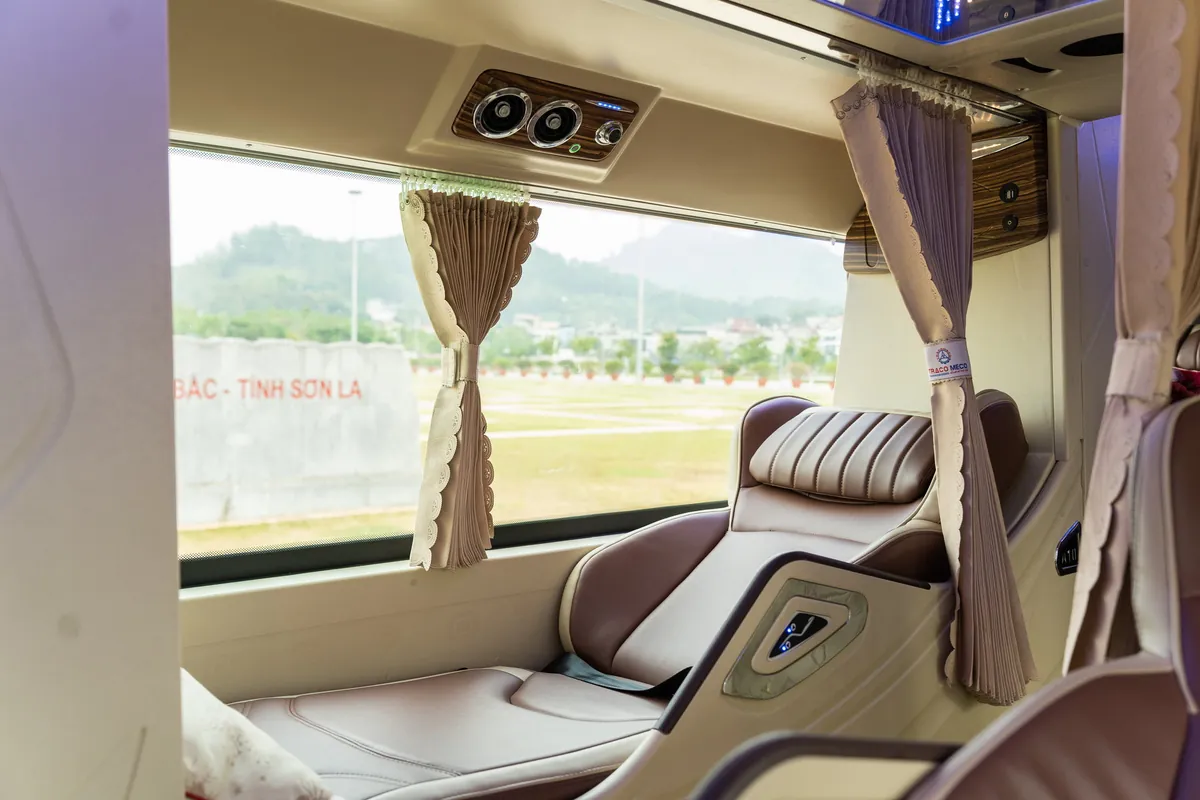 Giường nằm cạnh cửa sổ có rèm che riêng trên xe Bắc Sơn Cường Nguyệt