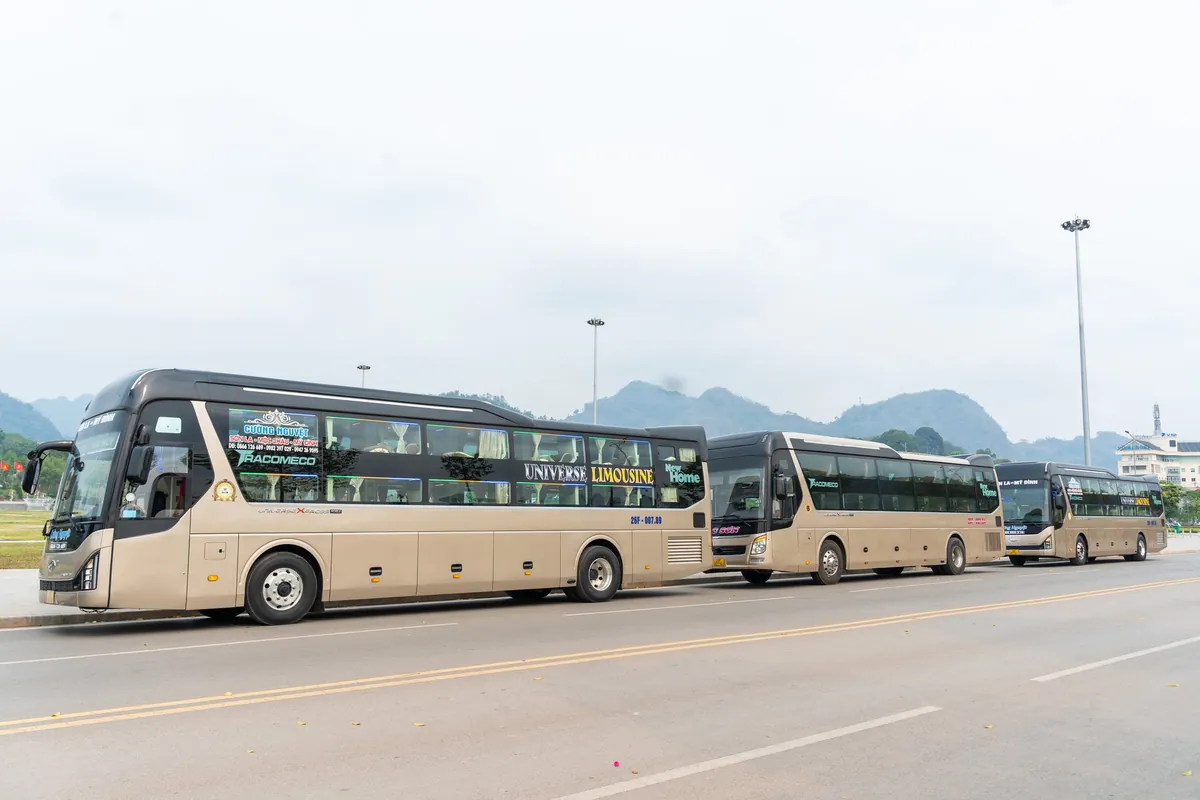 Dàn xe Bắc Sơn Cường Nguyệt xếp hàng chờ xuất bến tại bến xe Sơn La